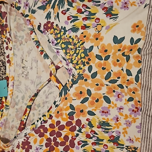 Maurices new with tag size Small women shrit. Flowers, strips and pink - Picture 4 of 8